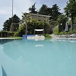 ヴィラ Parisi レンノ